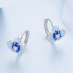 Ohrclips mit Schmetterlingsorchideenmotiv aus blauem Emaille, Ohrschnallen mit Phalaenopsis-Blume