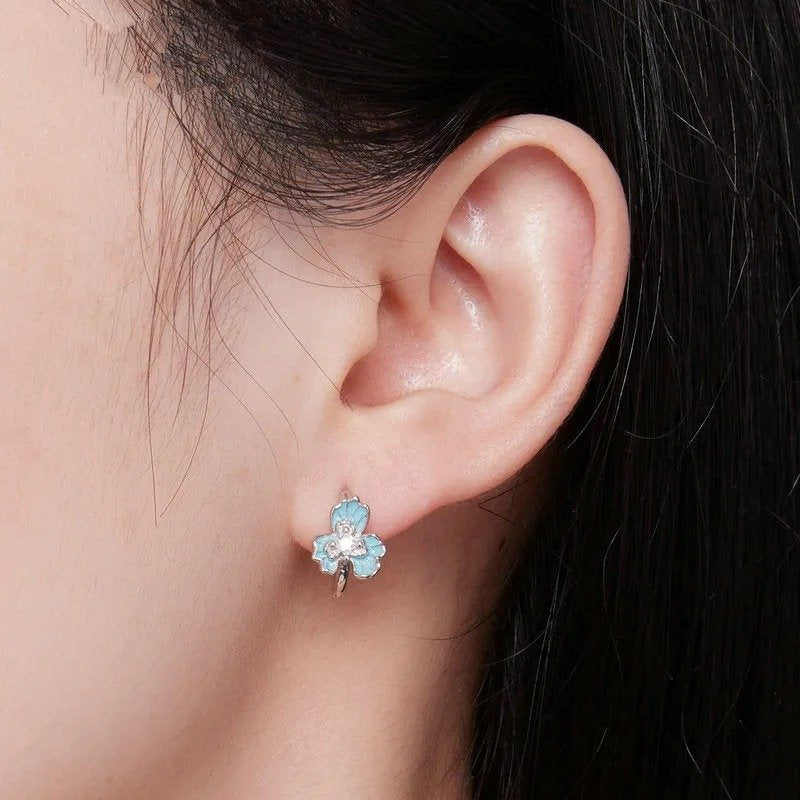 Ohrclips mit blauer Emaille-Iris-Blume
