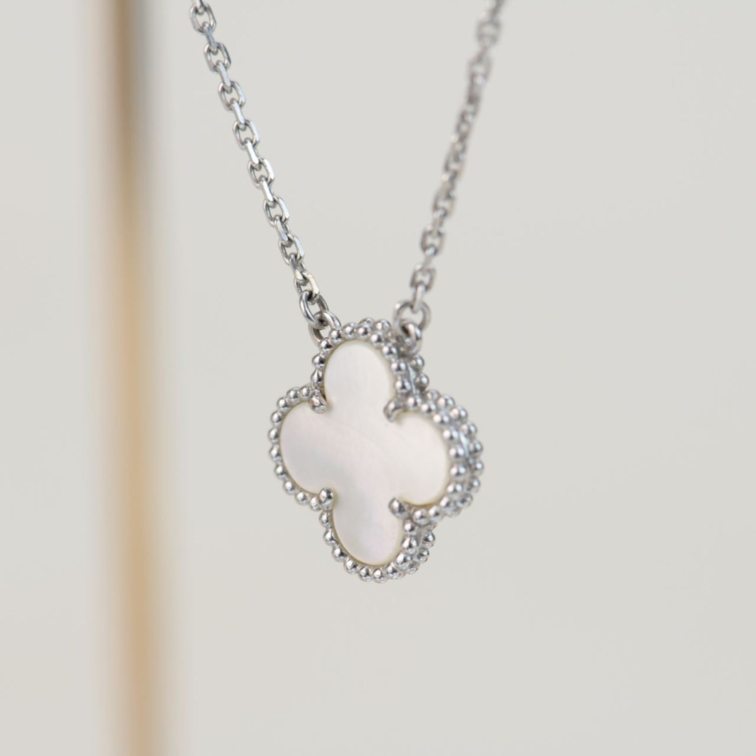 ¡®Lumi¡¯CLOVER  15MM WHITE MOTHER-OF-PEARL SILVER