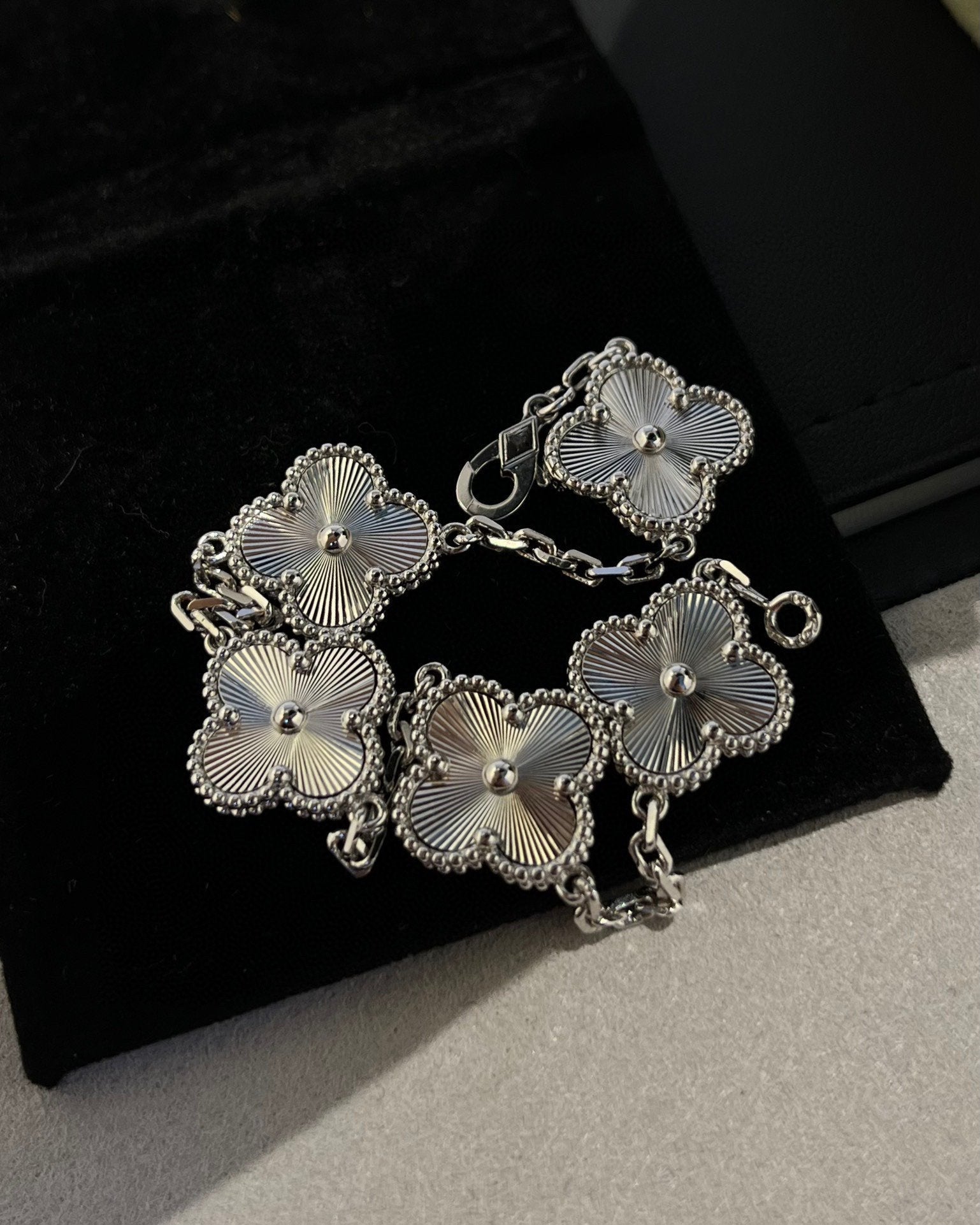 [Lumi]New  CLOVER 5 MOTIF LASER BRACELET COLLECTION