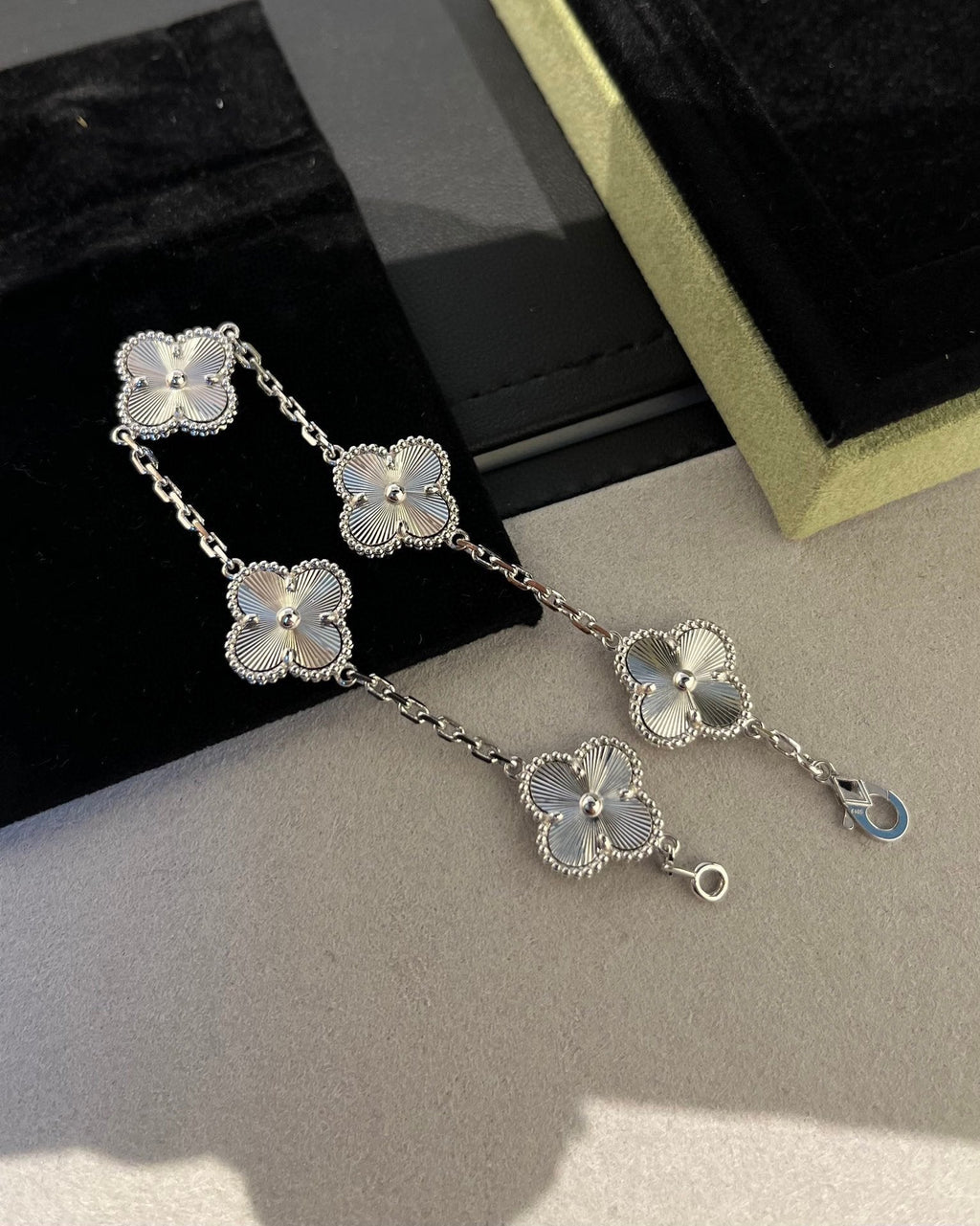 [Lumi jewelry] CLOVER 5 MOTIF LASER BRACELET COLLECTION