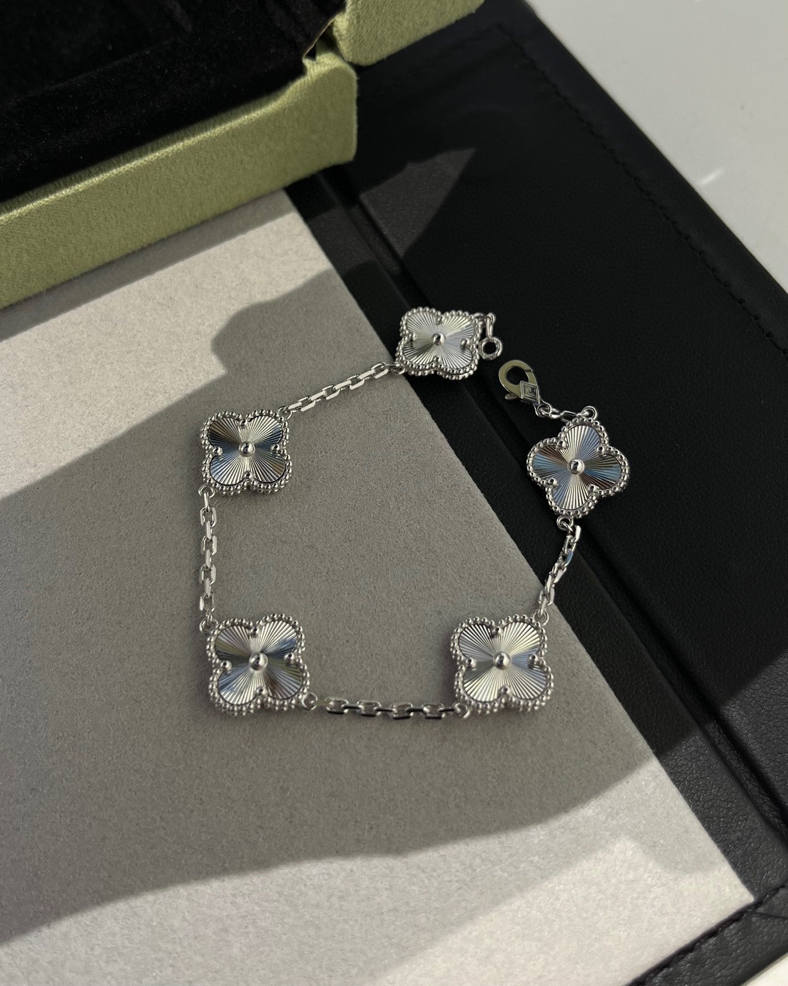 [Lumi]New  CLOVER 5 MOTIF LASER BRACELET COLLECTION